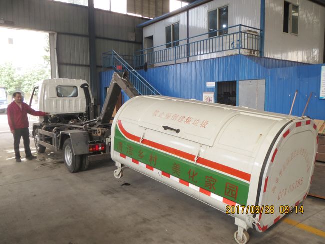 福田5方勾臂式垃圾車
